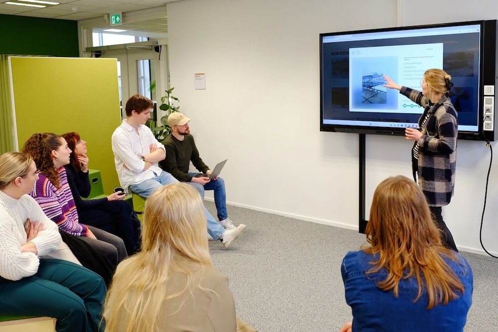 Fotograaf Otto Lussenburg - Projectleider deelt onderzoeksresultaten met studenten van de Innovatiewerkplaats Campus Design