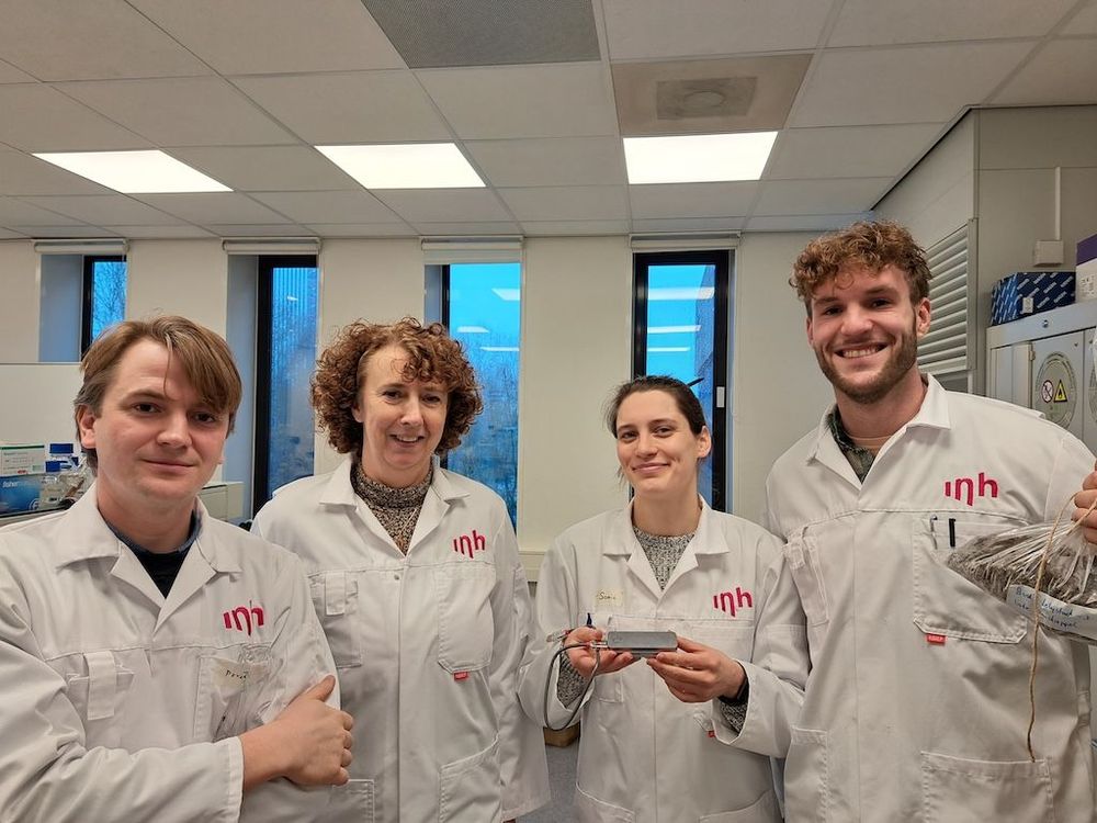 Het onderzoeksteam van het laboratorium van Inholland op het Amsterdam Science Park. Van links naar rechts Peter Hoitinga, Nelleke Kreike, Sonia Jillings en Merijn de Boer.