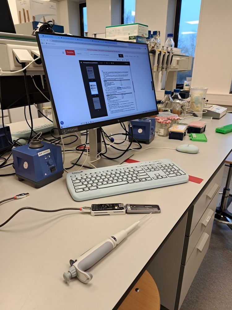 De belangrijkste apparaten die in het onderzoek worden gebruikt. Van onder naar boven: een pipet om DNA mee te isoleren en op de MinION-flowcell te pipetteren, de MinION en daarachter de computer waarop deze kan worden aangesloten.