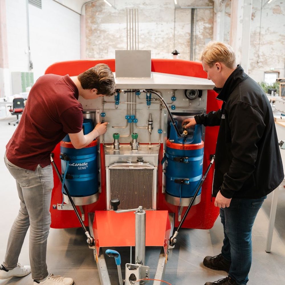Studenten Simon en Jort bij de H2 demonstrator