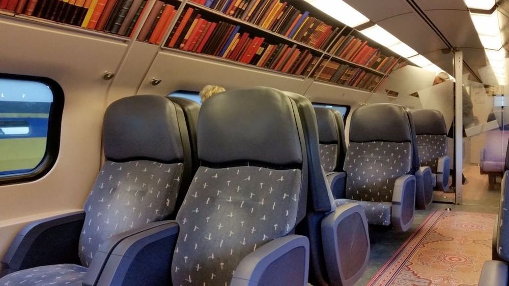 Door afbeeldingen van boeken te tonen in de stiltecoupé poogt de NS een associatie met de bibliotheek op te roepen, zodat mensen automatisch stiller zijn; het sturen van gedrag. 