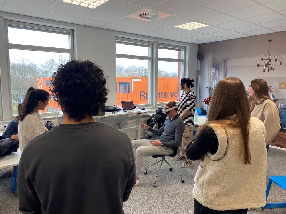 Studenten testen een VR prototype tijdens de Kick-off van Campus Experience